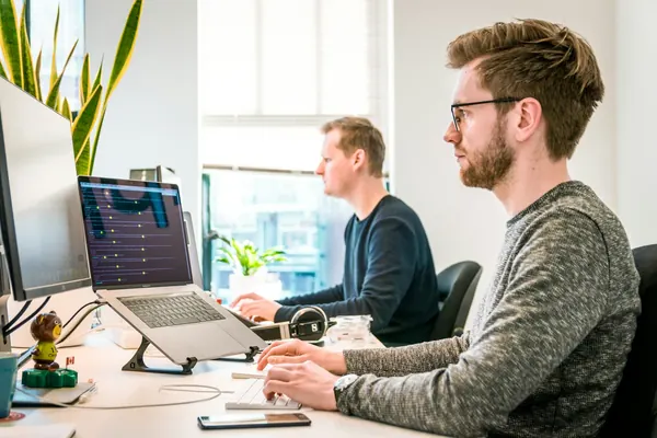 Equipo de desarrollo revisando resultados en pantalla