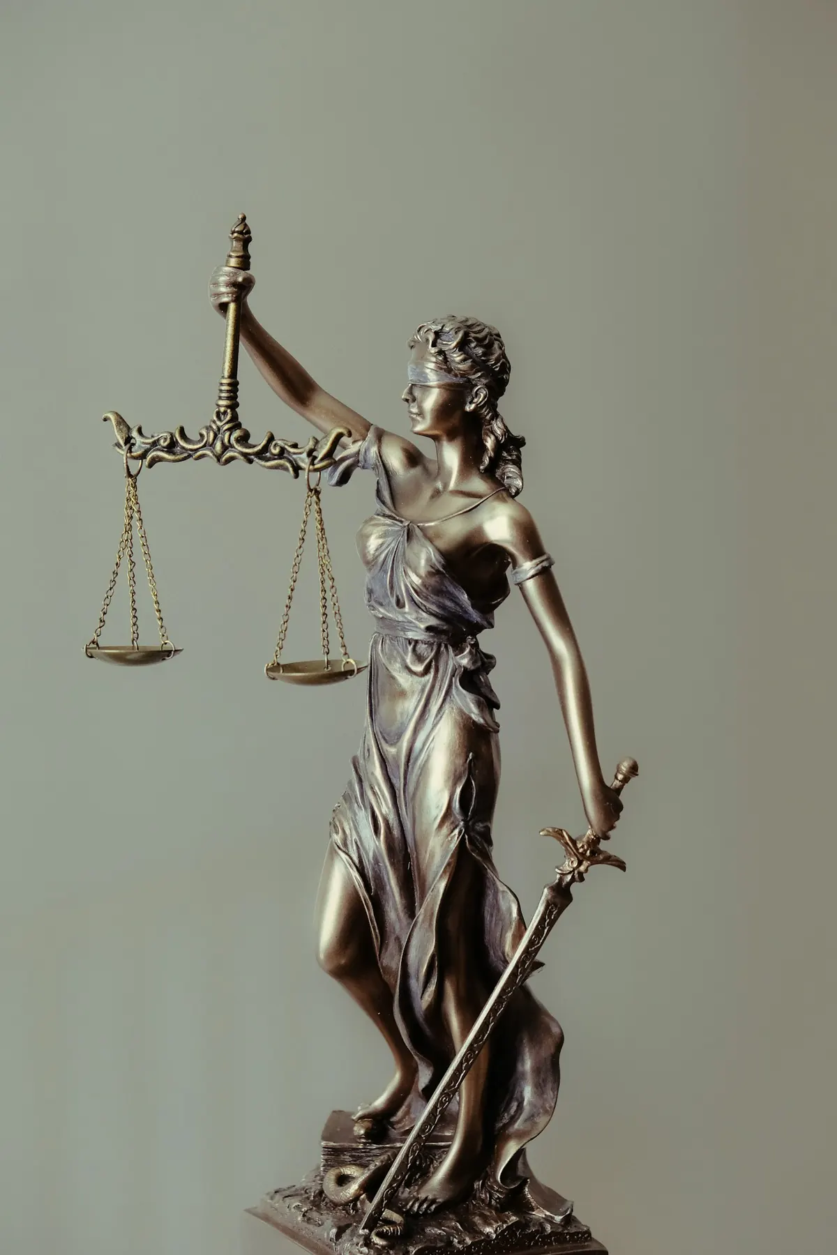 Estatua de la justicia con la balanza, símbolo del cumplimiento normativo