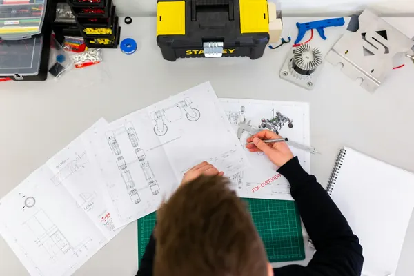 Persona revisando planos y anotaciones de un proyecto