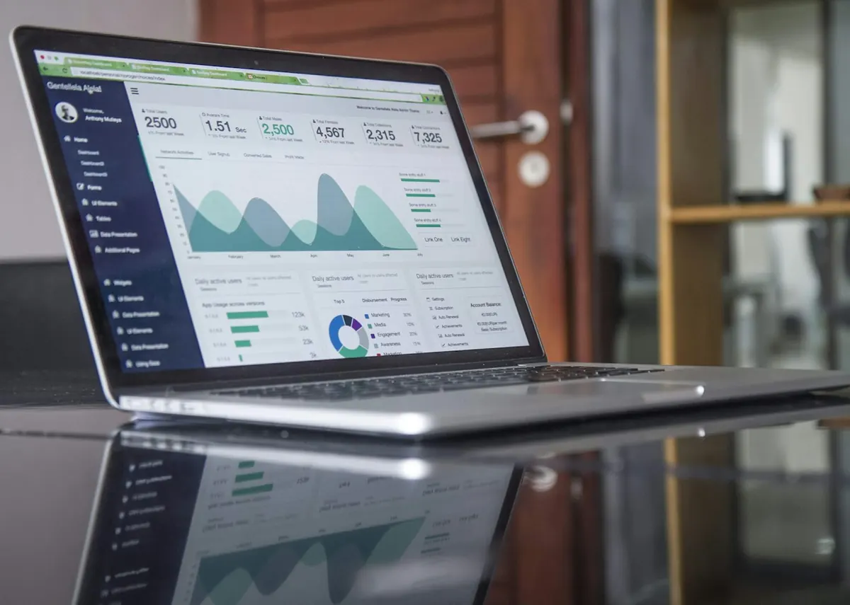Portátil mostrando gráficas de seguimiento comercial