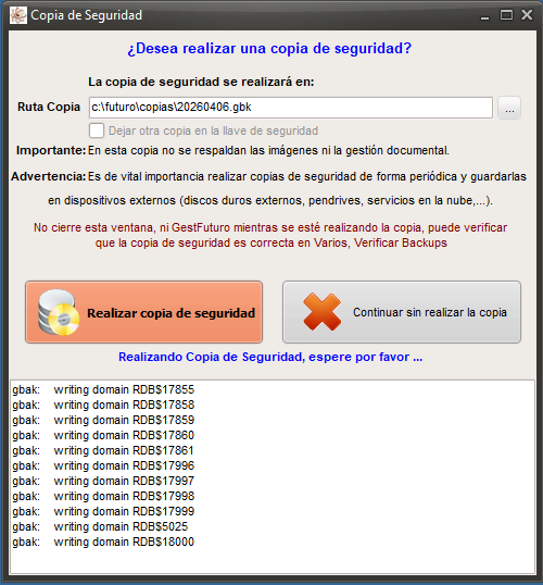 Ventana Copia de Seguridad de GestFuturo: pregunta si desea realizar una copia de seguridad, muestra la ruta de destino con el nombre del fichero por fecha, la casilla para dejar otra copia en la llave de seguridad, los avisos sobre imágenes y gestión documental y sobre guardar copias en dispositivos externos, y el progreso de la copia en curso.